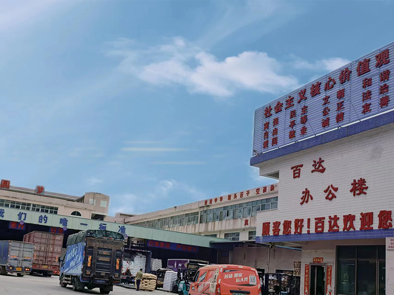 廠房(fáng)門(mén)口